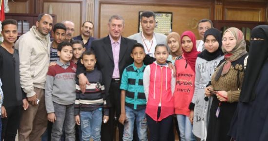 صور.. تلاميذ مدرسة بكفر الشيخ يتبرعون بمصروفهم لاستكمال مركز الأورام