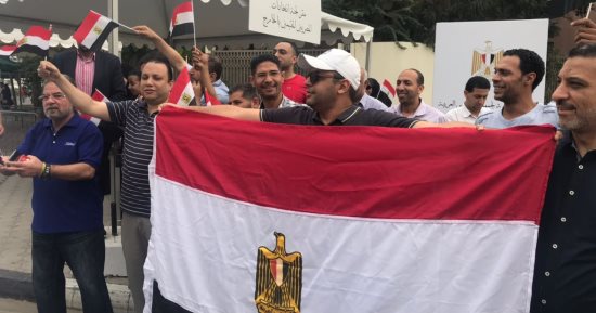أبناء الجالية المصرية بدبى يرددون نشيد الصاعقة "قالوا إيه"