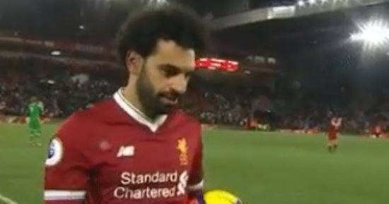 فيديو.. محمد صلاح يحتفظ بكرة السوبر هاتريك