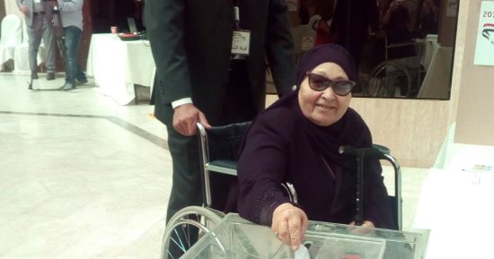 سيدة مسنة على كرسى متحرك تدلى بصوتها فى الانتخابات بسفارة مصر بالرياض