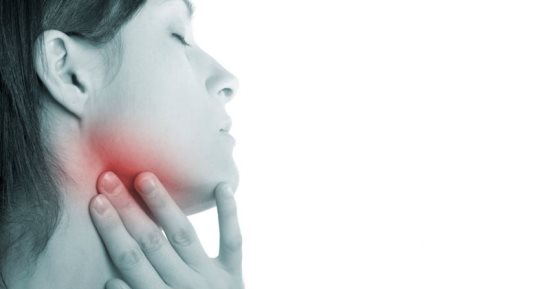 تتعدد أسباب تضخم الغدد الليمفاوية ، وأبرزها التهاب الأذن الوسطى