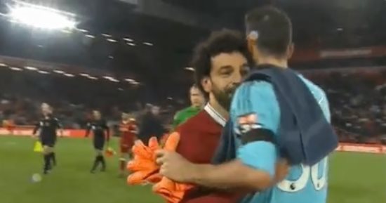 فيديو.. محمد صلاح يعتذر لحارس واتفورد على السوبر هاتريك