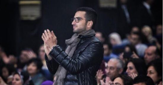 محمد الشرنوبى يقف تقديرا للموسيقار عمر خيرت أثناء حفله بالتجمع الخامس