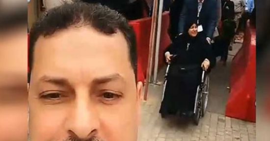 فيديو.. قعيدة على كرسى متحرك تشارك بانتخابات الرئاسة فى الرياض