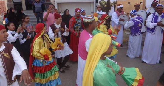 صور.. عروض فنية ومسيرات بالحنطور على أنغام "الأقصر بلدنا بلد سواح"