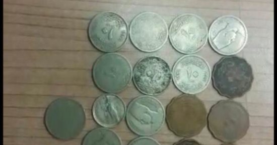 ضبط راكبة بمطار القاهرة حاول تهريب 21 عملة معدنية أثرية