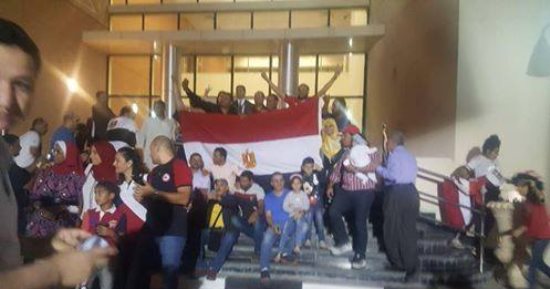 فيديو وصور.. أبناء مصر فى قطر.. ملحمة انتخابية تتحدى إرهاب "تنظيم الحمدين" وتفضح أكاذيب "الجزيرة".. فشل محاولات عرقلة تصويت المصريين بانتخابات الرئاسة لليوم الثالث.. وطوابير الناخبين تكشف مؤامرات فضائية الدوحة
