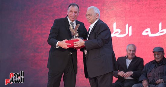 الأهلى يكرم 20 من رموزه و الخطيب يسلمهم درع " الأهلى فوق الجميع" (فيديو وصور)