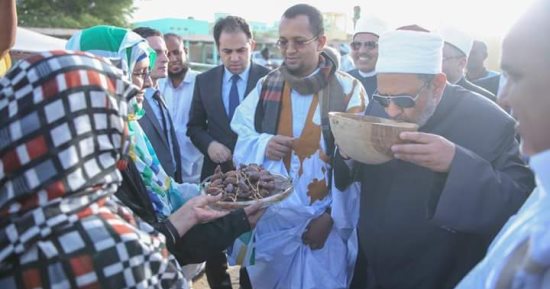 بالصور.. اللبن والتمر فى استقبال شيخ الأزهر بموريتانيا