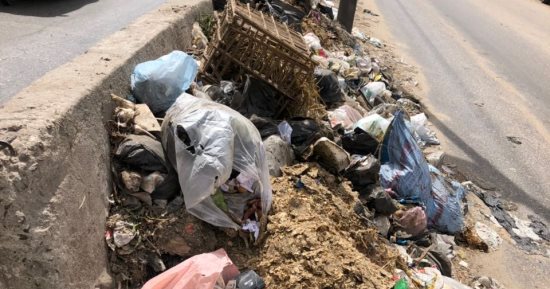 قارئ يشكو من تراكم القمامة أعلى الطريق الدائرى بالمحلة الكبرى