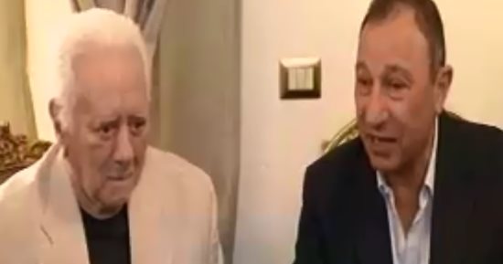 شاهد.. تكريم الخطيب لـ ميمى عبد الحميد وإهدائه درع الأهلى