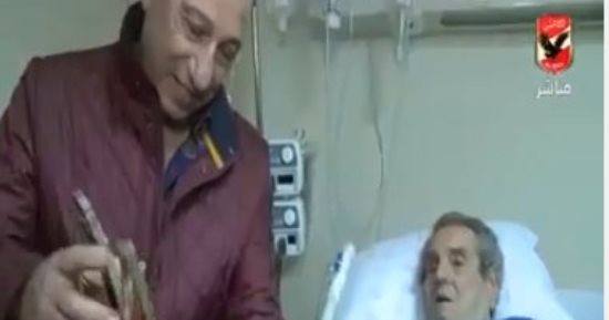 فيديو.. الخطيب يكرم عادل هيكل فى المستشفى ويهديه درع "الأهلى فوق الجميع"