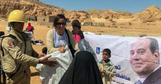 صور.. "صناع الحياة" توزع مساعدات على أهالى سيناء احتفالا بذكرى استرداد طابا
