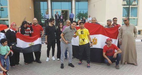 المصريون فى قطر يواصلون تحدى "الحمدين" قبل ساعات من انتهاء التصويت (صور)