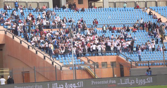 فيديو.. جمهور الزمالك للاعبين: "اللى مش قد التيشيرت يمشى"