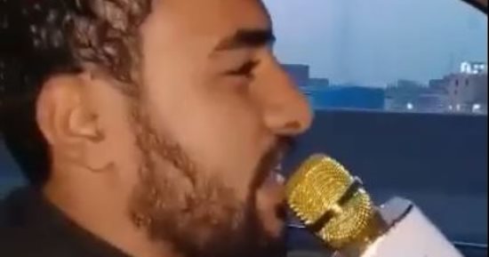 فيديو.. شاب يستخدم مكبر صوت للتغلب على أزمة المرور بطريقة كوميدية