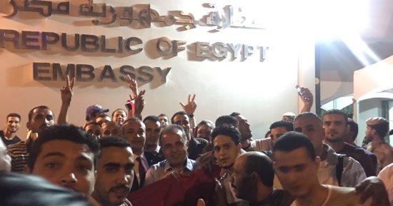 "صوت مصر بالخارج": زحام أمام سفارتنا بأبو ظبى ونداء للسفير بمد وقت التصويت