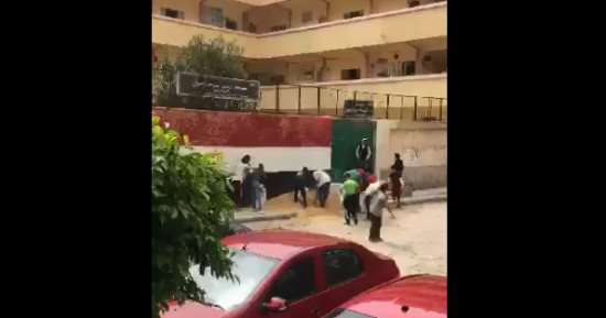 تداول فيديو لتلاميذ بالإسكندرية يرفعون الرمال أمام مدرستهم