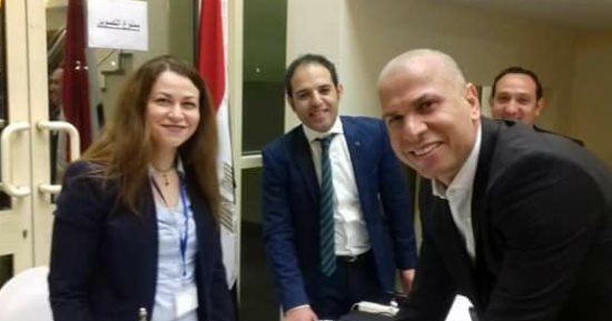 وائل جمعة يدلى بصوته فى الانتخابات الرئاسية بالدوحة 