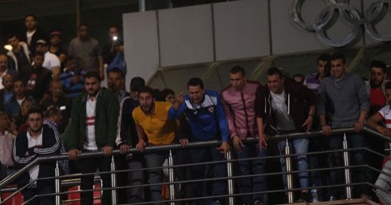 جماهير الزمالك تلقى "الزجاجات" على طاقم حكام موقعة النجوم