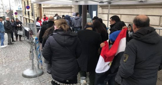 صور.. حشود مصرية أمام السفارة بلندن للمشاركة فى الانتخابات الرئاسية