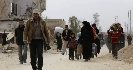 صور.. الجيش السورى يواصل تأمين خروج المدنيين من الغوطة الشرقية
