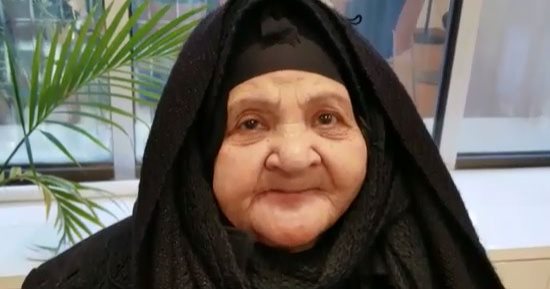 فيديو.. مسنة تدلى بصوتها بنيويورك: الريس عمَّر البلد ودايخ عشانكوا.. إنزلوا