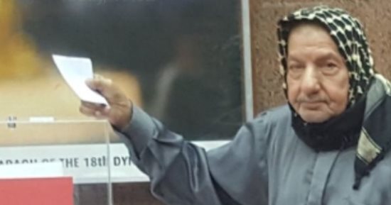 صور .. معمر مصرى فى الإمارات يدلى بصوته بالقنصلية المصرية فى دبى 