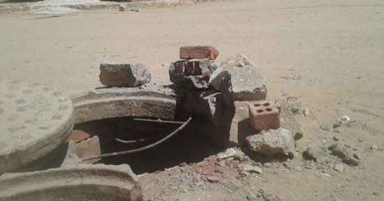 صور.. اضبط مخالفة.. غرفة تفتيش مكشوفة وسط الطريق بالداخلة تهدد حياة المارة