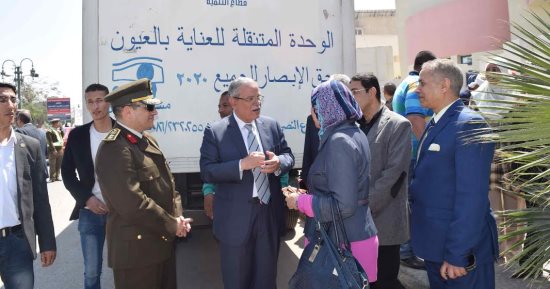محافظ المنيا يتفقد أعمال "قافلة العيون "بمكتبة مصر العامة