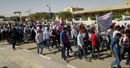 صور .. 17 مدرسة بالوادى الجديد تنظم مسيرة طلابية لدعم المشاركة فى الانتخابات