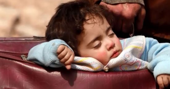 صورة "طفل الحقيبة" تجسد مأساة حياة أطفال سوريا وسط الحرب