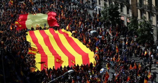 صور.. معارضو استقلال كتالونيا يتظاهرون تحت شعار "التعقل الآن أكثر من أى وقت مضى"