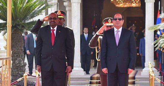 السيسي يصل الخرطوم غدا للقاء "البشير".. تفاؤل بتقارب وجهات النظر بين البلدين الشقيقين بعد الزيارات المكثفة للمسئولين.. وسفير السودان: الرئيسان يبحثان نتائج الاجتماعات العديدة لآليات التعاون الثنائى