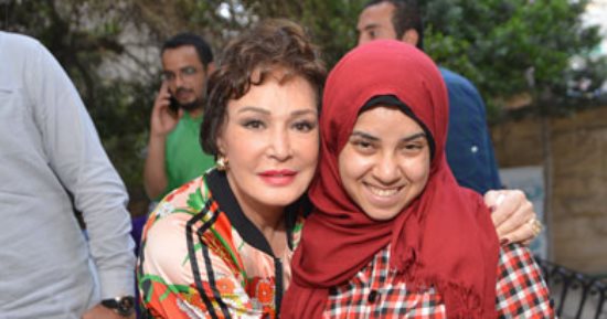 صور.. لبلبة تحتفل بعيد الأم فى دار مسنين بالدقى