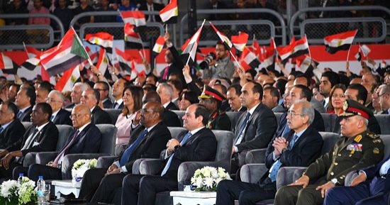 السيسى يداعب الحاضرين باحتفال الأسرة المصرية: بحبكم بس هتنزلوا الانتخابات (صور)