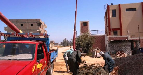 محافظ سوهاج : تركيب 37 عمود كهرباء جهد منخفض بمدينة جهينة