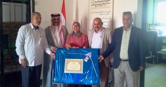صور .. مدير الإدارة التعليمية بجنوب سيناء يكرم المعلمين بمدرسة بدر الإبتدائية