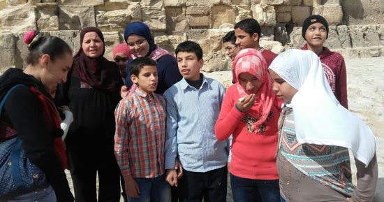 حقهم يعرفوا تاريخهم.. صور.. طلاب مكفوفون يزورون الأهرام والقلعة