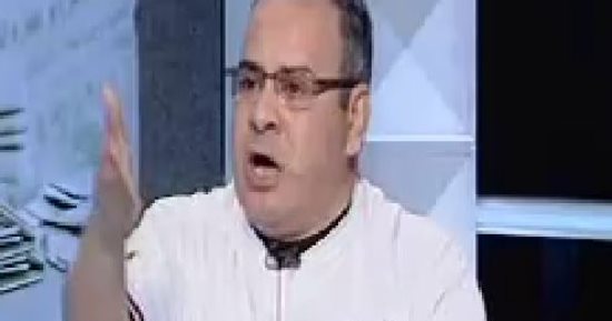 جابر القرموطى يدعم الزمالك بارتدائه تى شيرت الفريق على الهواء