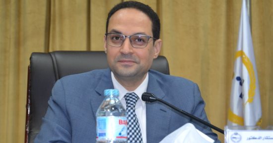 رئيس الجهاز المركزى للتنظيم والإدارة يهنئ البابا تواضروس بعيد القيامة 