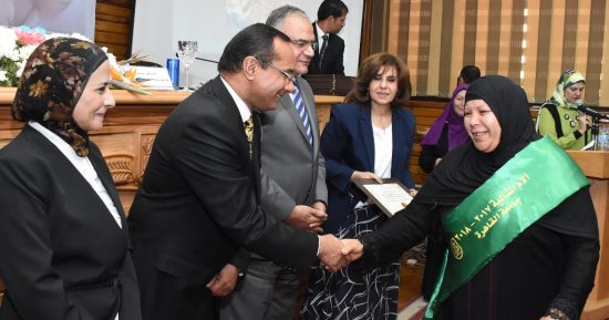 جامعة القاهرة تحتفل بعيد الأم وتكرم عدداً من الأمهات المثاليات