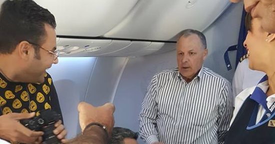 صور .. منتخب مصر لكرة القدم يحتفل بالطائرة الخاصة بتورتة 