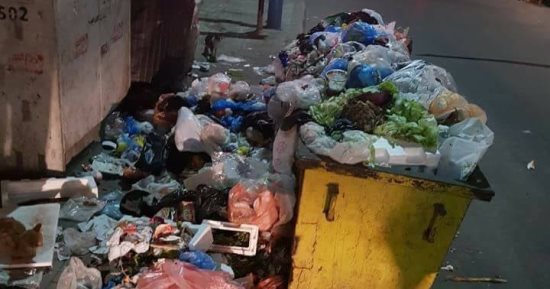 صور.. تراكم القمامة أمام مدرسة فى شارع بورسعيد بالإسكندرية ومطالب بتطهير المكان