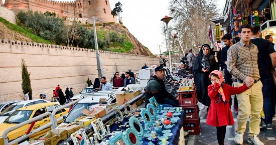 استطلاع: 89% من الإيرانيين غير قادرين على شراء المكسرات