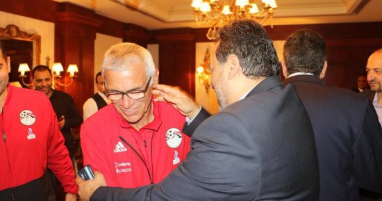 صور.. مجدى عبد الغنى يداعب كوبر فى احتفالية الطائرة الخاصة