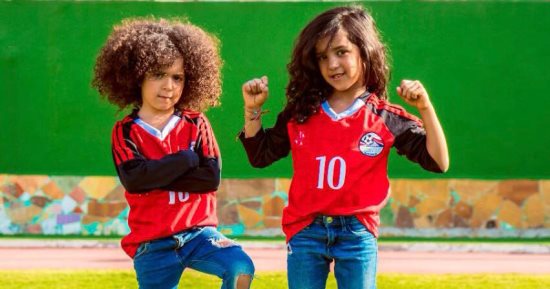الطفلتان شيزو ولينا تدعمان المنتخب ومحمد صلاح فى جلسة تصوير جديدة