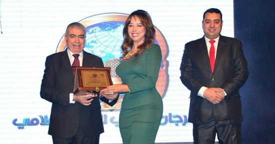 نانسى إبراهيم تحصل على درع التميز الإعلامى من المهرجان العربى