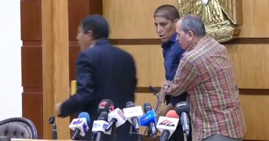 فيديو.. الأم المثالية تكشف سبب اعتداء ابنها على مسئولة وزارة التضامن