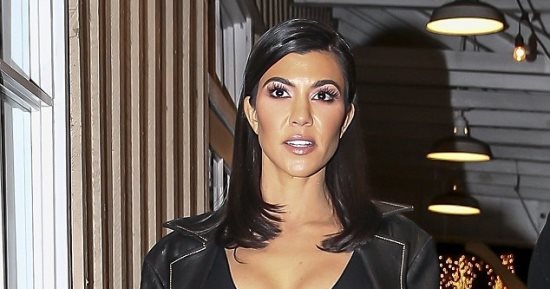 صور.. كورتنى كاردشيان تظهر جسدها الممشوق وتنورتها بإمضاء "Fendi"